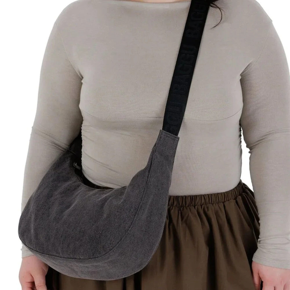 NWT Baggu Medium Crescent Bag - Washed Black Denim - Picture 7 of 12